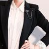 Мужская брошь в британском стиле с дизайном короны и булавкой с цепочкой - Элегантный аксессуар для костюма