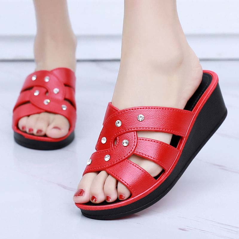 Закажите на размер больше женские тапочки на высоком каблуке летняя верхняя одежда толстая подошва домашние нескользящие тапочки летняя обувь для мам мягкие подошвы классные сандалии со стразами