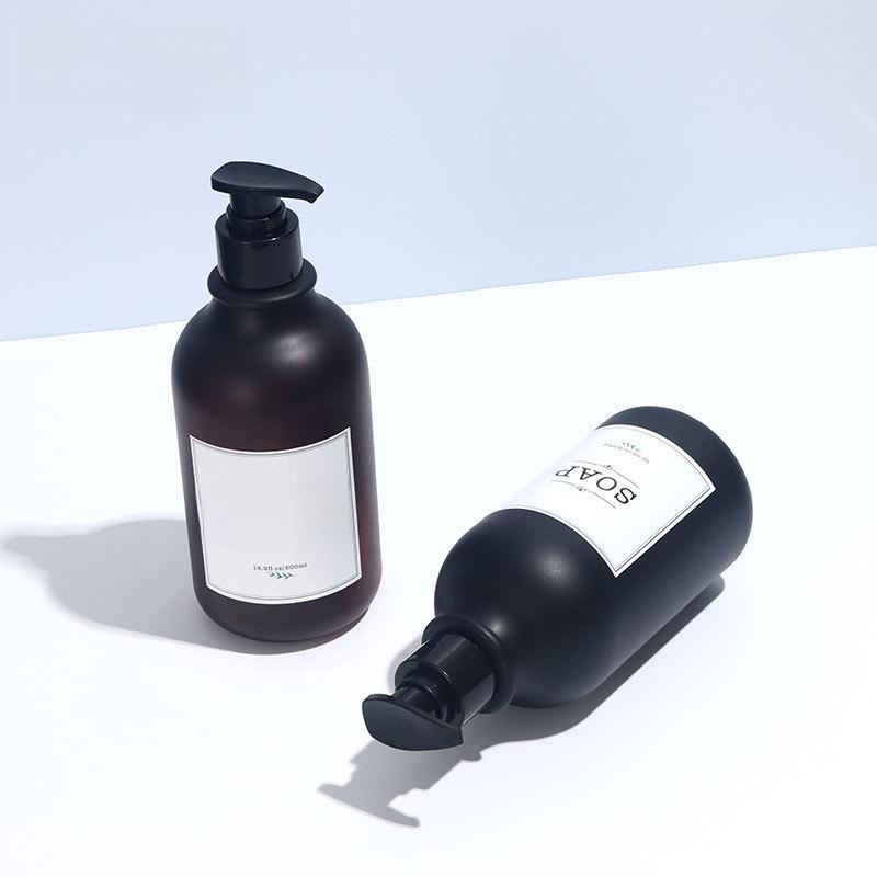Пластиковые бутылки ПЭТ: Бутылки с дозатором для геля для душа объемом 500 мл, очищающего средства для лица объемом 300 мл, дезинфицирующего средства для рук и лосьона.