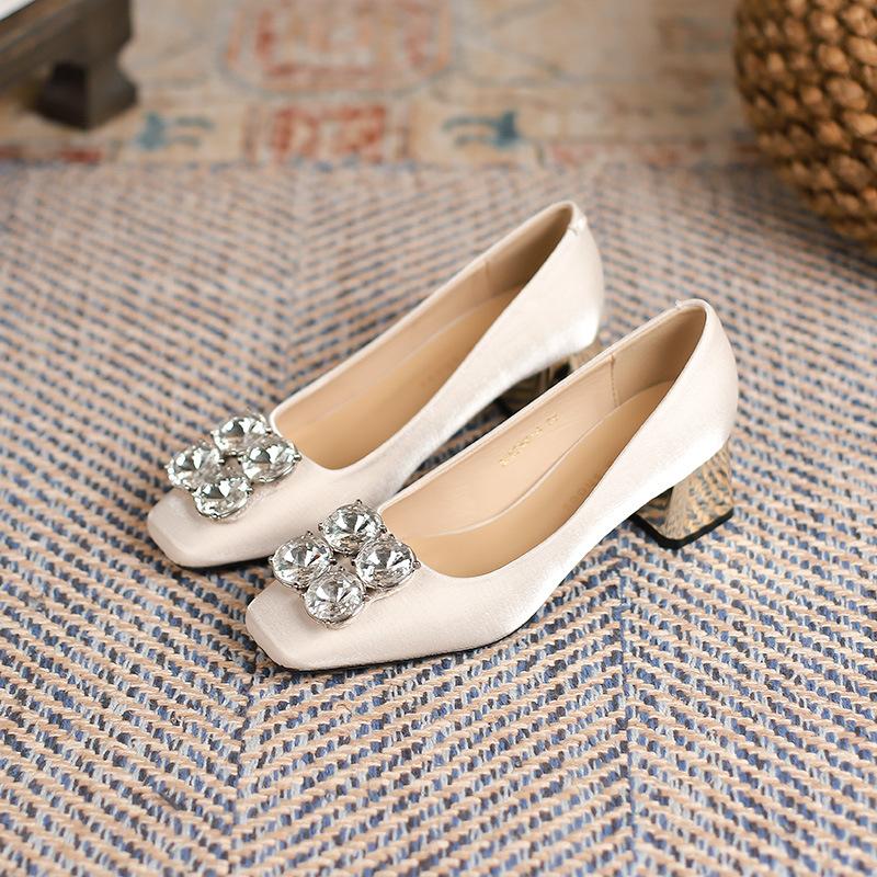 Маленькие корейские атласные туфли квадратной формы, женские осенние новые женские туфли на высоком каблуке со стразами