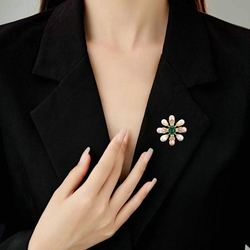Элегантная брошь из натурального пресноводного жемчуга Элегантная брошь в стиле ретро Изысканные простые аксессуары для пиджака