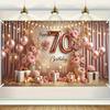 Элегантный фон для вечеринки в честь 70-летия - розовато-красный и розовый цветочный дизайн с шарами, свечами и подарочными коробками