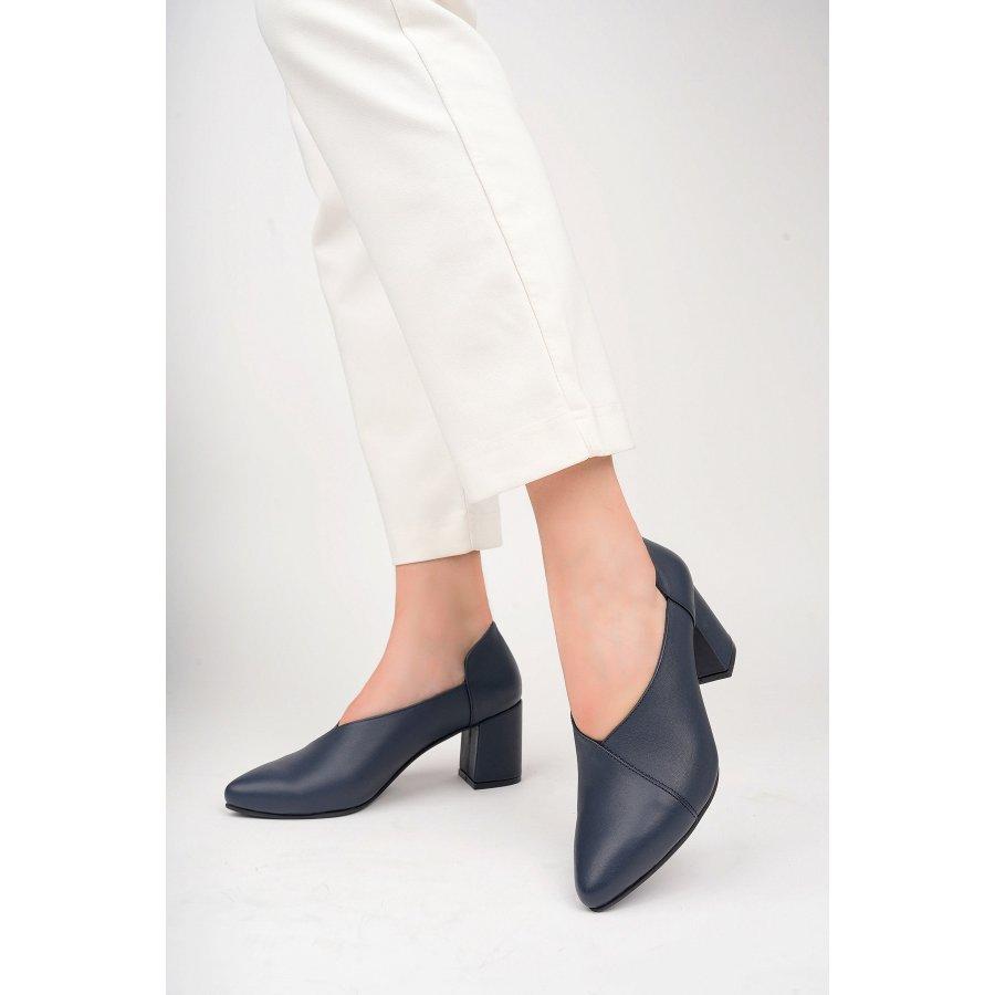 Женские классические туфли из натуральной кожи на массивном каблуке