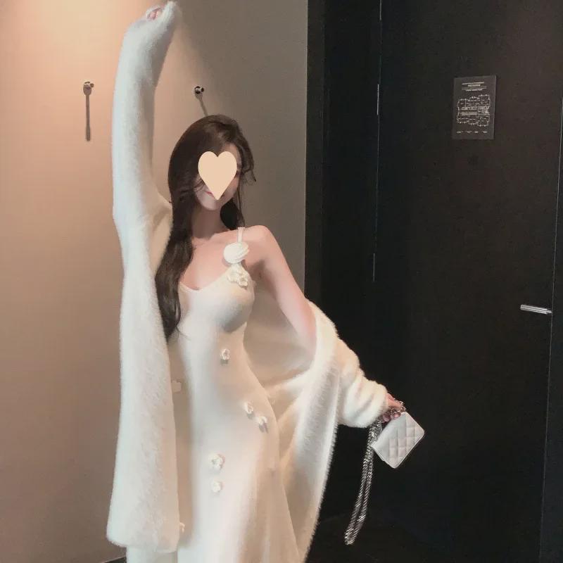 Элегантное белое трикотажное платье на подтяжках и уютный длинный свитер из двух предметов на осень/зиму