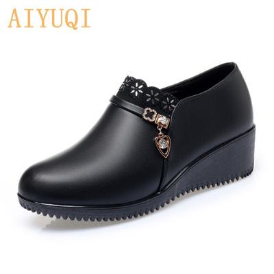 Женская обувь на танкетке, весенние лоферы из натуральной кожи, женская повседневная женская обувь с круглым носком, большой размер, женская обувь для мам