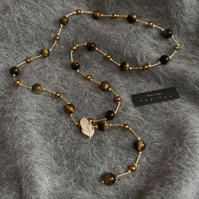 Ожерелье из круглого камня тигровый глаз в стиле ретро с цветком, высококачественная цепочка для свитера, легкая роскошь, нишевые аксессуары для толстовок