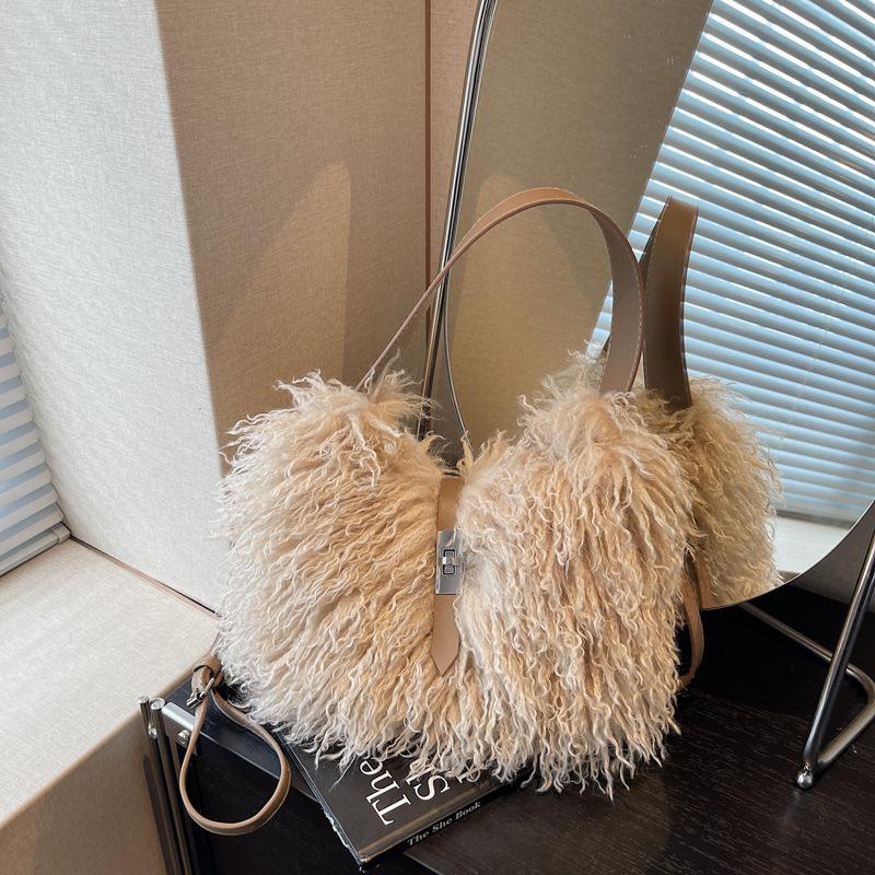 Нишевый дизайн плюшевая сумка женская 2025 новая сумка-мессенджер на одно плечо под мышку осень и зима популярная плюшевая сумка