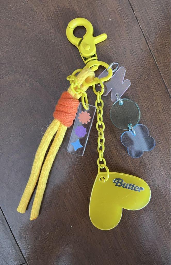 [Б/У] Набор официального мерча BTS Butter: 2 Брелка и 3 Фотобаннера