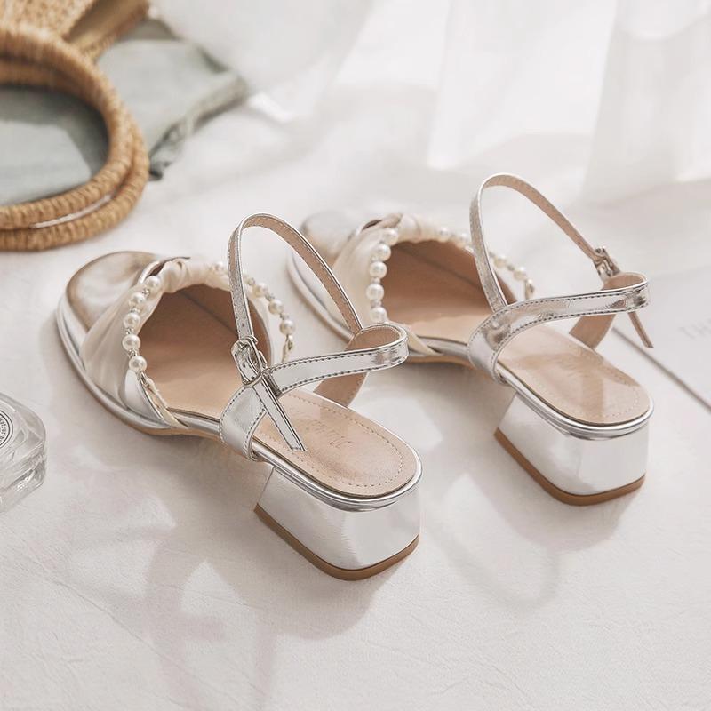 Босоножки на одном слове с сумкой на голове женские французские потрясающие серебристые в сказочном стиле на толстом каблуке с юбкой босоножки женские на среднем каблуке