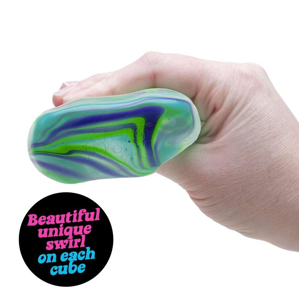 Schylling NeeDoh Nice Cubes Swirl Сенсорная игрушка Супер прочная Сжимаемая Смешивание цветов Цвета могут отличаться 1 упаковка 1 шт.