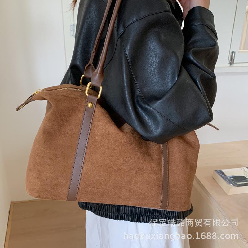 Замшевая сумка женская осень и зима 2025 новая нишевая дизайнерская сумка-мессенджер популярная матовая ретро портативная сумка-тоут