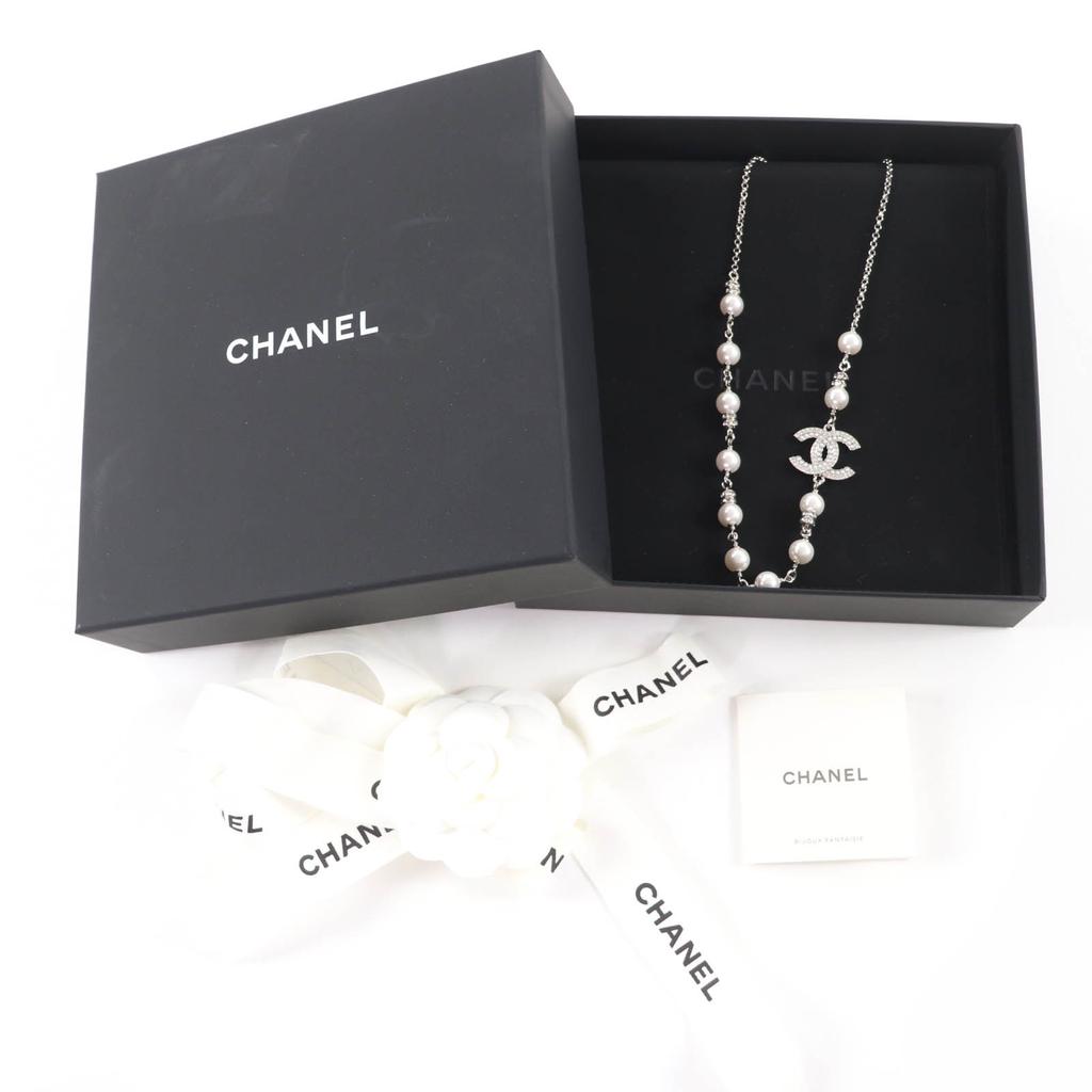 Безупречное ожерелье CHANEL Знак COCO Искусственный жемчуг и стразы Серебристый C25V Б/у