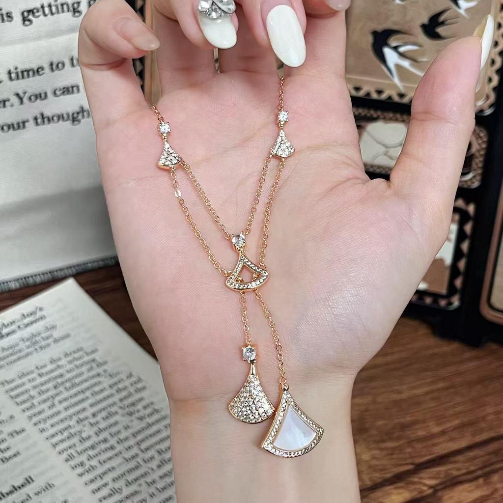 Элегантное колье-кисточка Seiko с бриллиантами, двухслойной юбкой и цепочкой для ключицы из белого перламутра