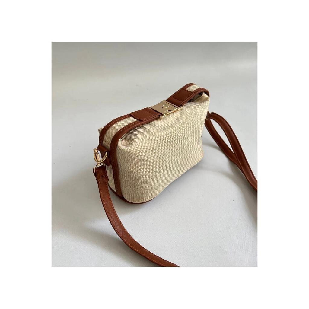 Deel Model Hand And Women's Shoulder Bag