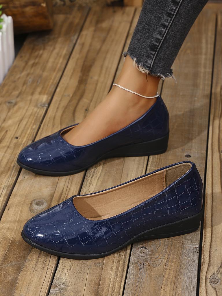 Spot 2025 Spring New Flat-soled Single Shoes Large Size Women's Lazy Shallow Mouth Soft-soled Doudou Shoes