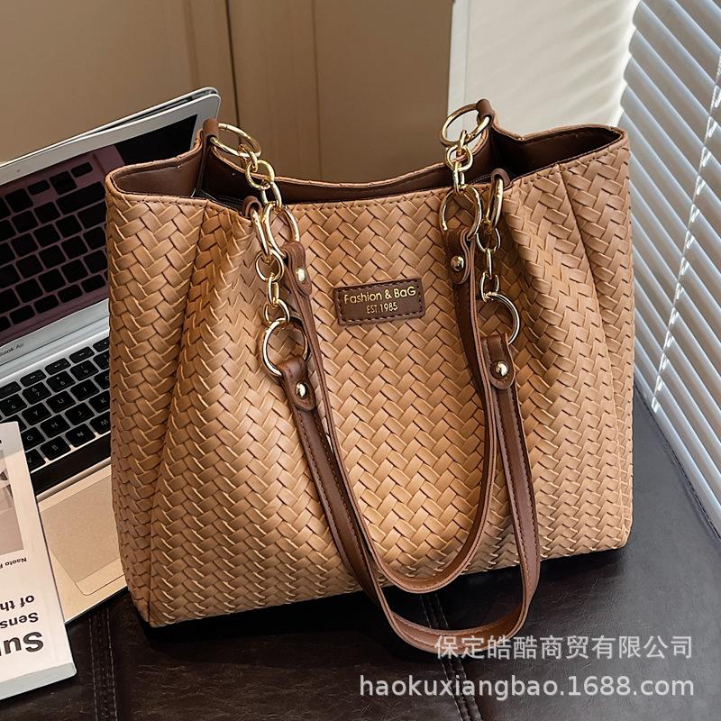 Large-capacity retro bag women's autumn and winter versatile 2025 new casual texture shoulder bag commuter tote bag