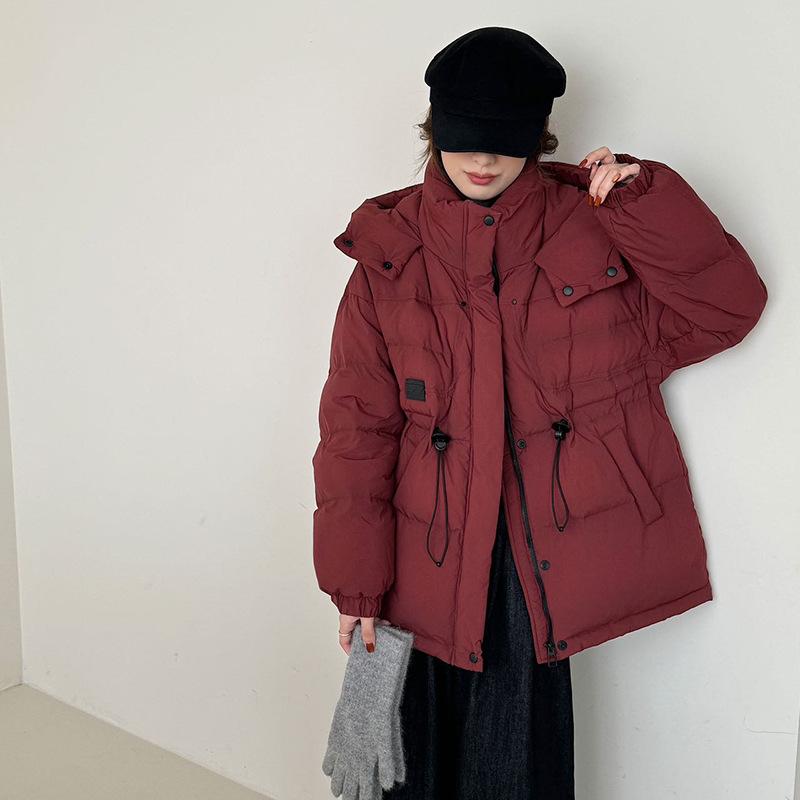Уличная куртка-пуховик из белого утиного пуха, устойчивая к холоду, женская, 2024 года, новая модная кожаная куртка с капюшоном, стандартная талия, тонкая куртка