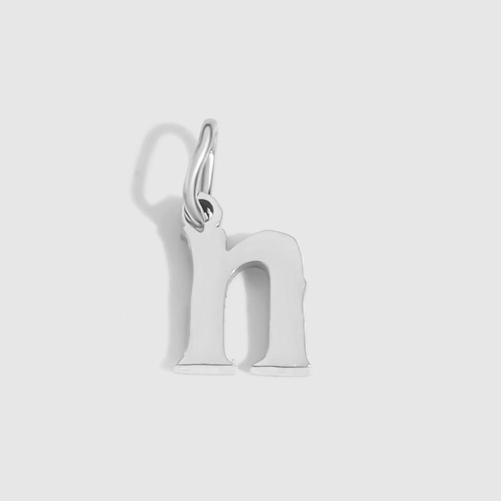 Chi Hang Jewelry Подвеска с маленькой буквой алфавита из нержавеющей стали - 26 букв
