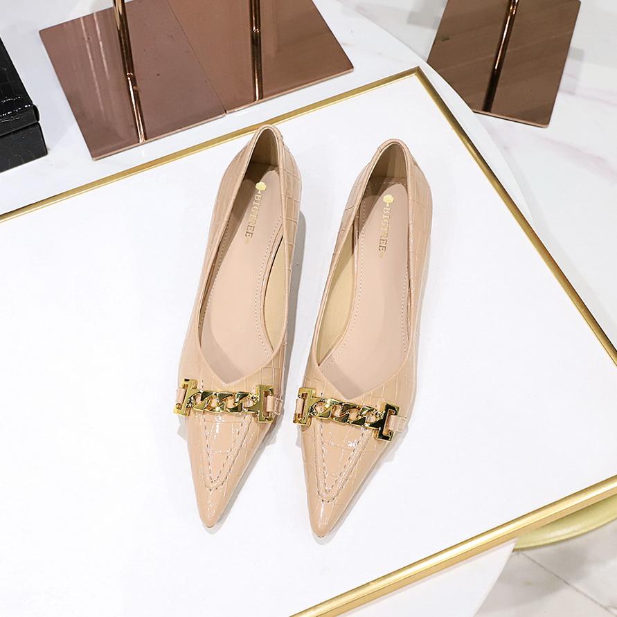 Женские блестящие лакированные туфли с острым носком и металлической цепочкой, декоративные туфли на среднем каблуке