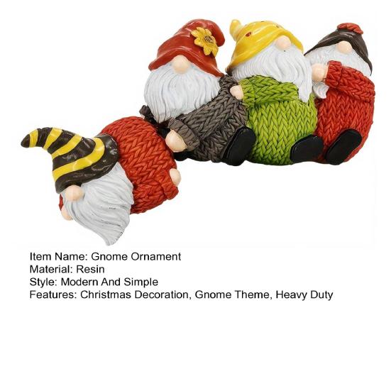 Рождественский гном, сидящий на полке, статуэтка, свисающая с края стола, четыре безликих