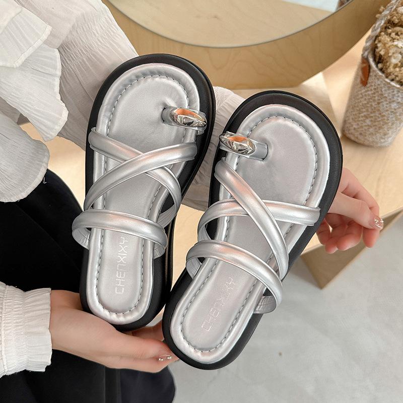 Summer cool slippers women's outer wear 2025 new thick-soled height-increasing small beach shoes high-end set toe half slippers