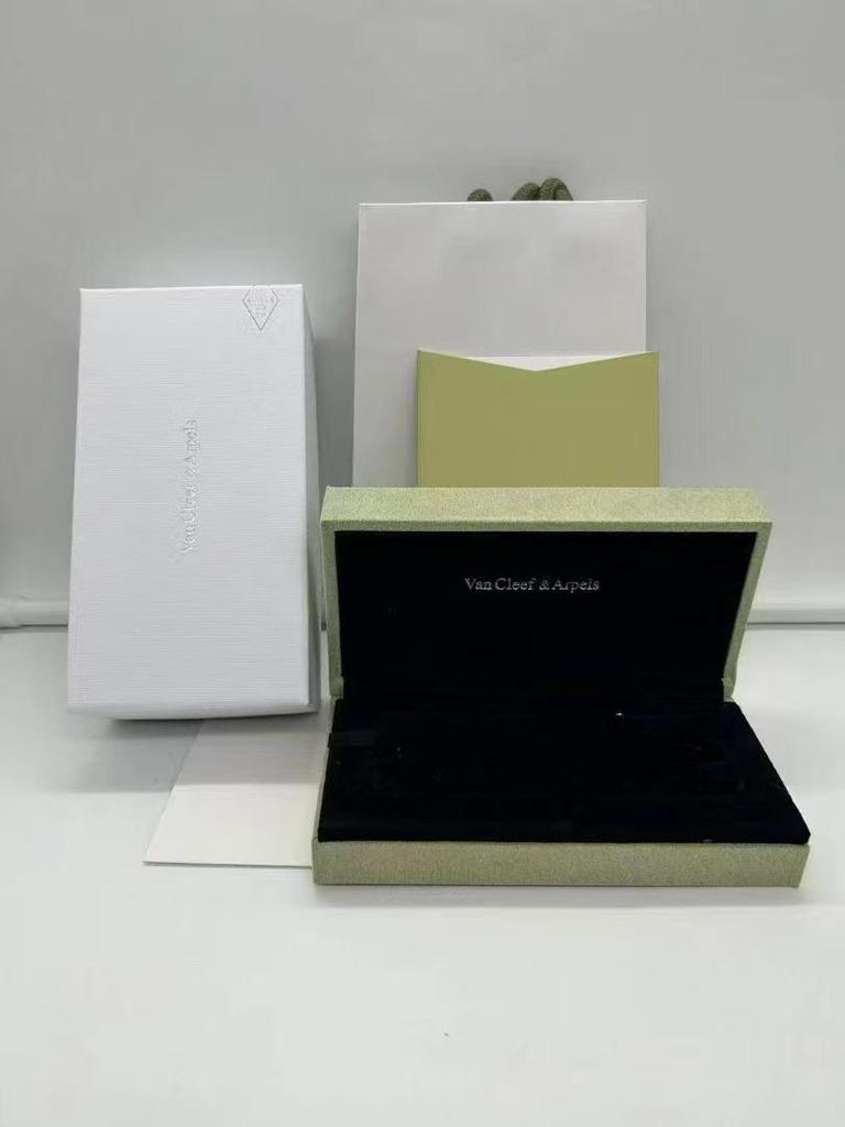 Женский универсальный браслет из титановой стали с четырехлистным клевером - Моющийся, Не выцветающий, Роскошный аксессуар для рук в европейском и американском тренде