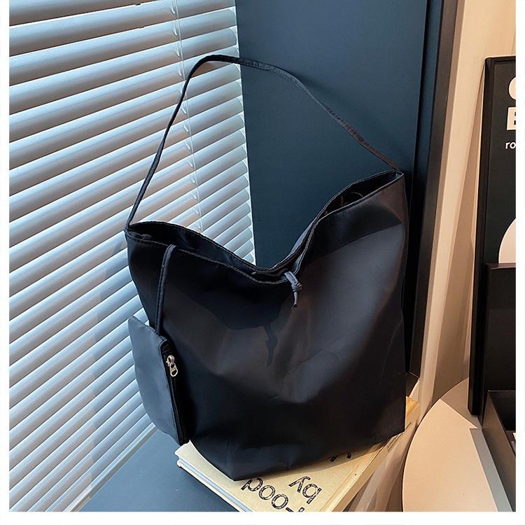 Корейская версия простой нейлоновой тканевой сумки большой вместимости из Дондэмуна 2025 новая ленивая в стиле кэжуал универсальная плечевая сумка-тоут