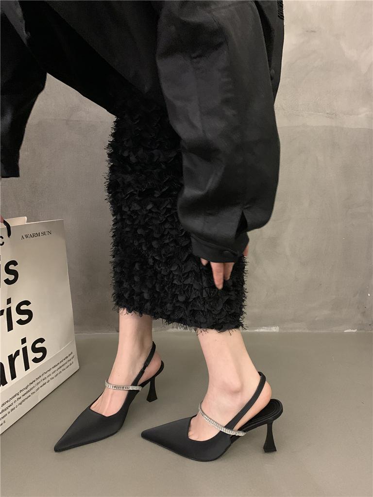 2024 Весна и осень Женские босоножки на высоком каблуке Новые универсальные модные туфли на тонком каблуке с острыми черными пряжками и ремешком Одинарные туфли для женщин