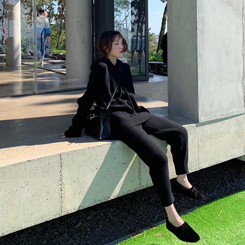 Женский трикотажный костюм осень/зима 2023 года: Свободный свитер с капюшоном и брюки-морковки