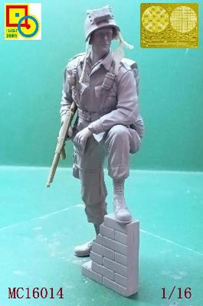Classy Hobby American Airborne Soldier Plastic Model CLHMC16014 1/16