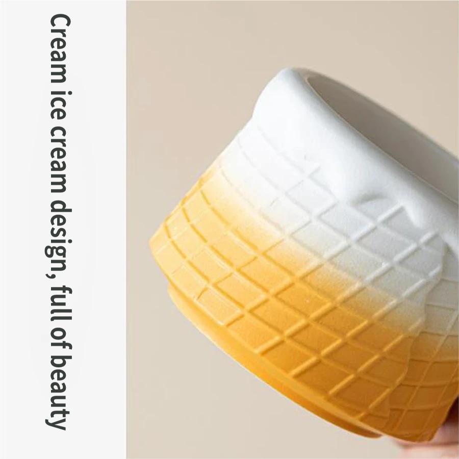 Ice cream cup with a spoon, 260ml capacity.