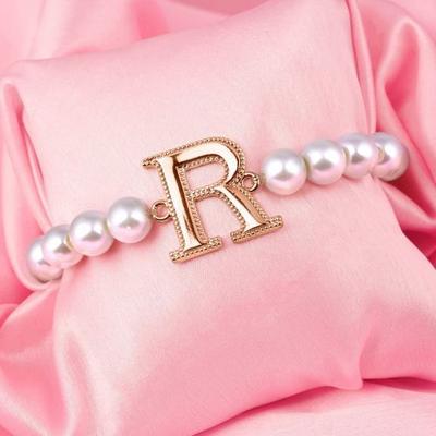 Восхитительный женский браслет с жемчугом и буквой "R" из розового золота