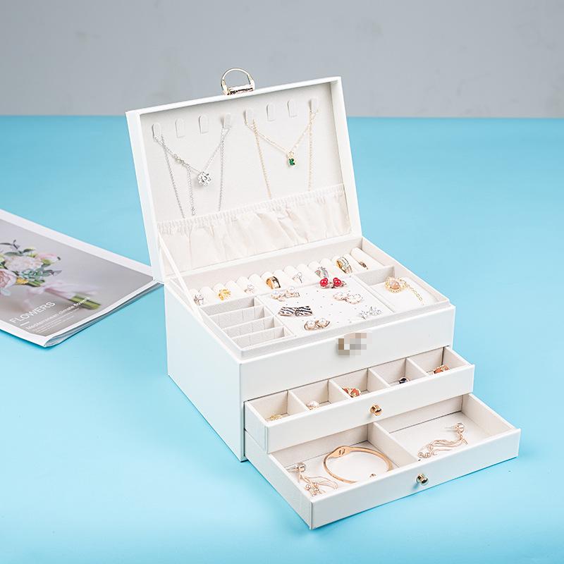 «Вместительная запирающаяся шкатулка для украшений с тремя ярусами и современным ромбовидным узором для ожерелий и сережек»