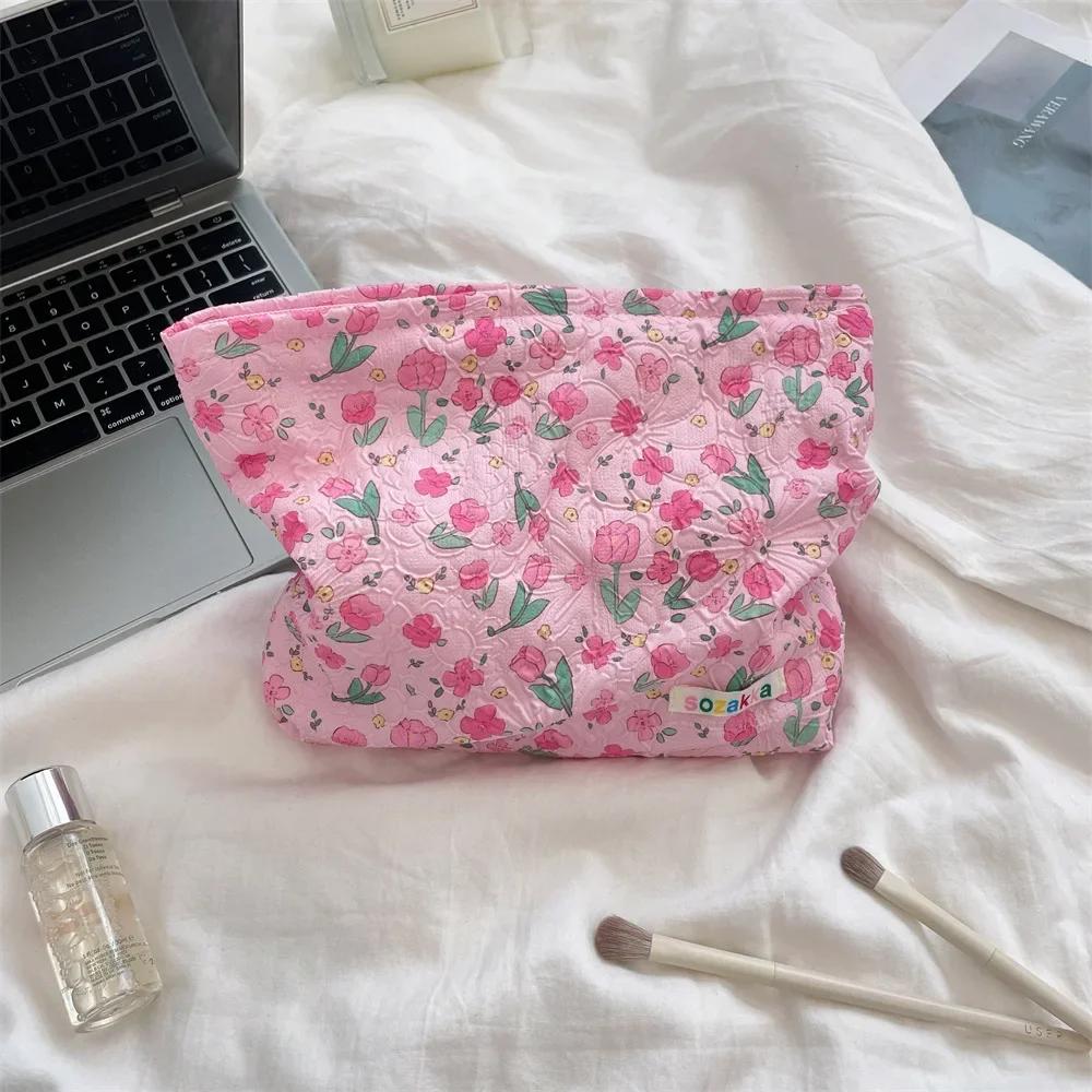 Large Capacity Portable Travel Cosmetic Organizer Wash Bag Embossed Cartoon Cosmetic Bag Women Makeup Bags Skincare Storage Bag