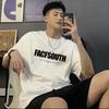 Yoz uchun erkaklar uchun zamonaviy harfli dumaloq bo'yinli bosma qisqa yengli futbolka Ins bo'sh kundalik top