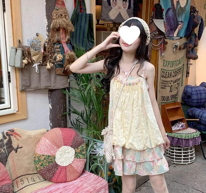 Платье-тюльпан в островном стиле с розово-зеленой цветочной лоскутной отделкой, присборенными бретелями, свободного кроя - Женская модель 2025 года