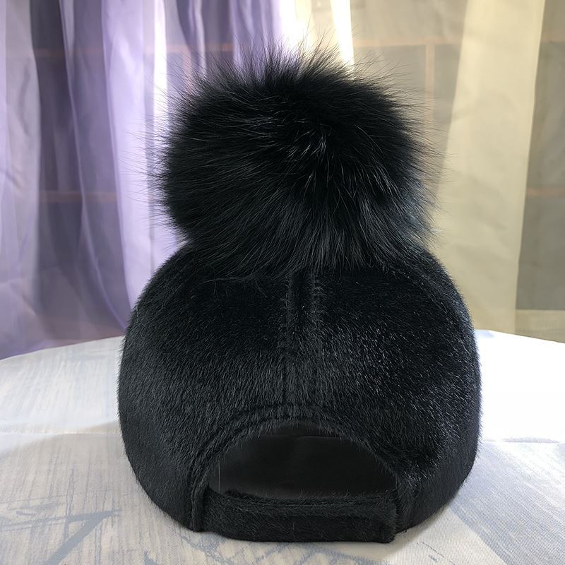 Осенне-зимняя теплая шапка женская бейсболка с искусственным помпоном, стразами и надписью в виде морского конька