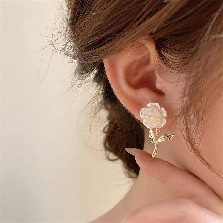 Красивые серьги-камелии, новые металлические асимметричные серьги-гвоздики в стиле хипстер с цветочным узором