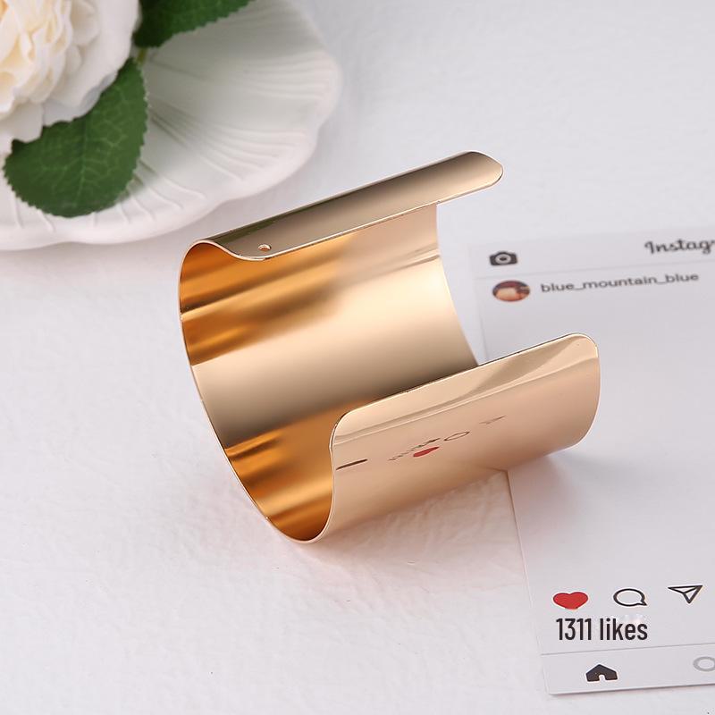 Модный браслет из преувеличенного золотого глянцевого металла - европейский и американский стиль, универсальный широкий ювелирный аксессуар