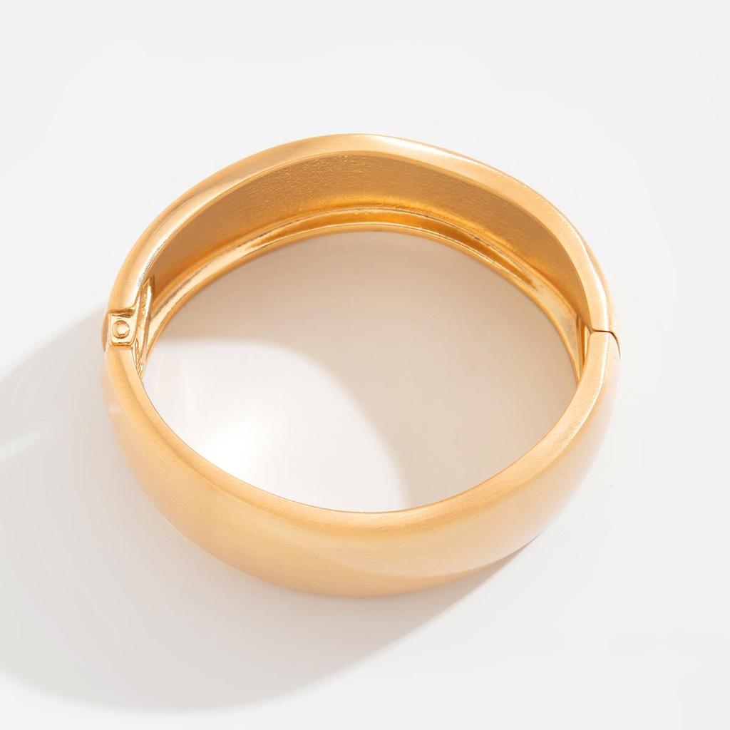 Европейский и американский браслет с овальной пряжкой: Нестандартный дизайн металла