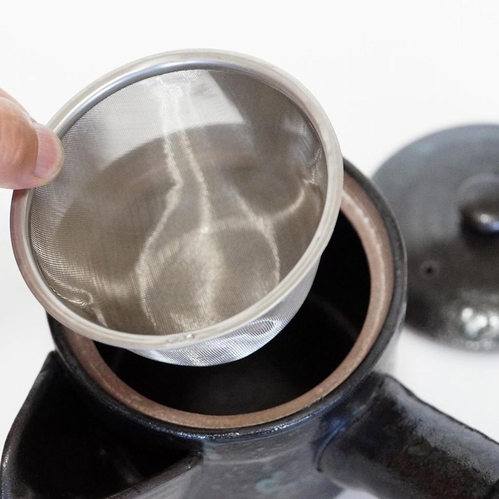 Кофейный чайник для кофе от Hasami, изготовленный в печи Chojuro, емкостью 300 мл. Приблизительно 2 чашки. Можно мыть в посудомоечной машине. С фильтром. Просто залейте горячей водой и дайте ей закипеть.