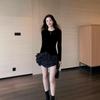 Осеннее черное бархатное платье в горошек приталенного кроя с круглым вырезом 2025