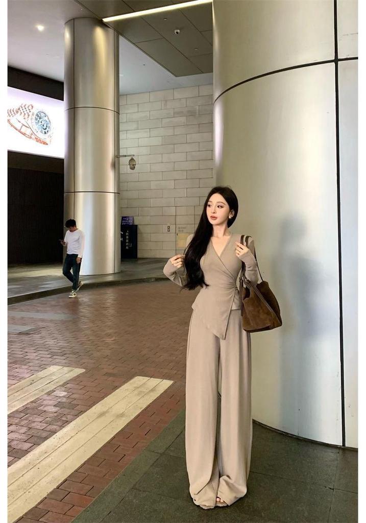 Women's V-neck Slimming Long-Sleeve Top & Wide-Leg Pants Set for Autumn