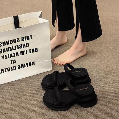 Тапочки на высоком каблуке, женская летняя верхняя одежда 2025 года, новые летние высококачественные маленькие пляжные тапочки с толстой подошвой и юбкой, классные тапочки