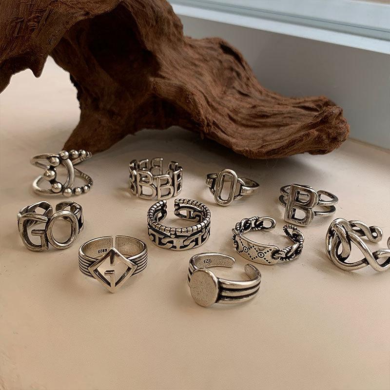 Трендовое состаренное ретро кольцо с полыми буквами и геометрическими элементами для модных женщин