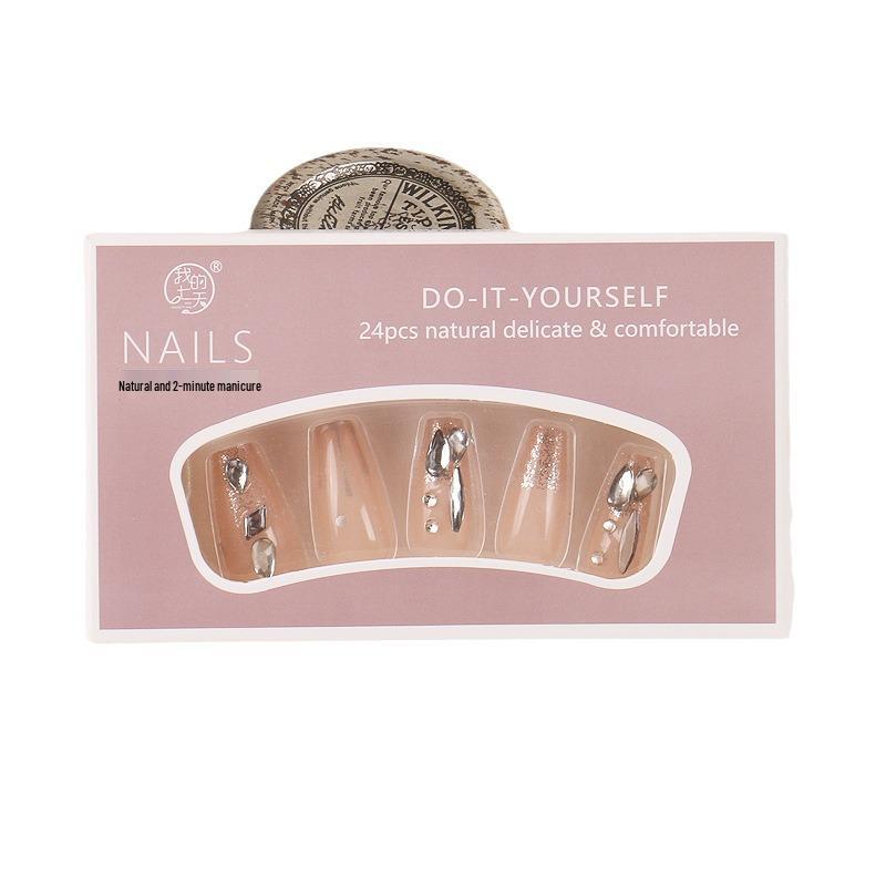 Стильные накладные ногти средней длины с бриллиантовым напылением