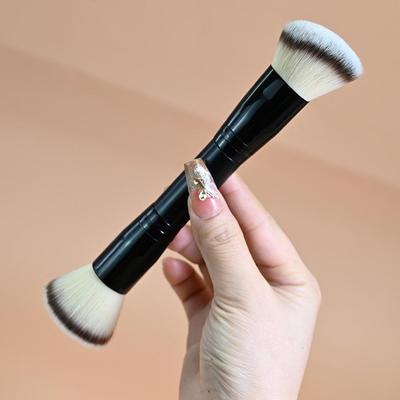 Двусторонняя кисть для тональной основы и румян с мягкой трехцветной щетиной – Идеально подходит для контурирования и теней для носа.