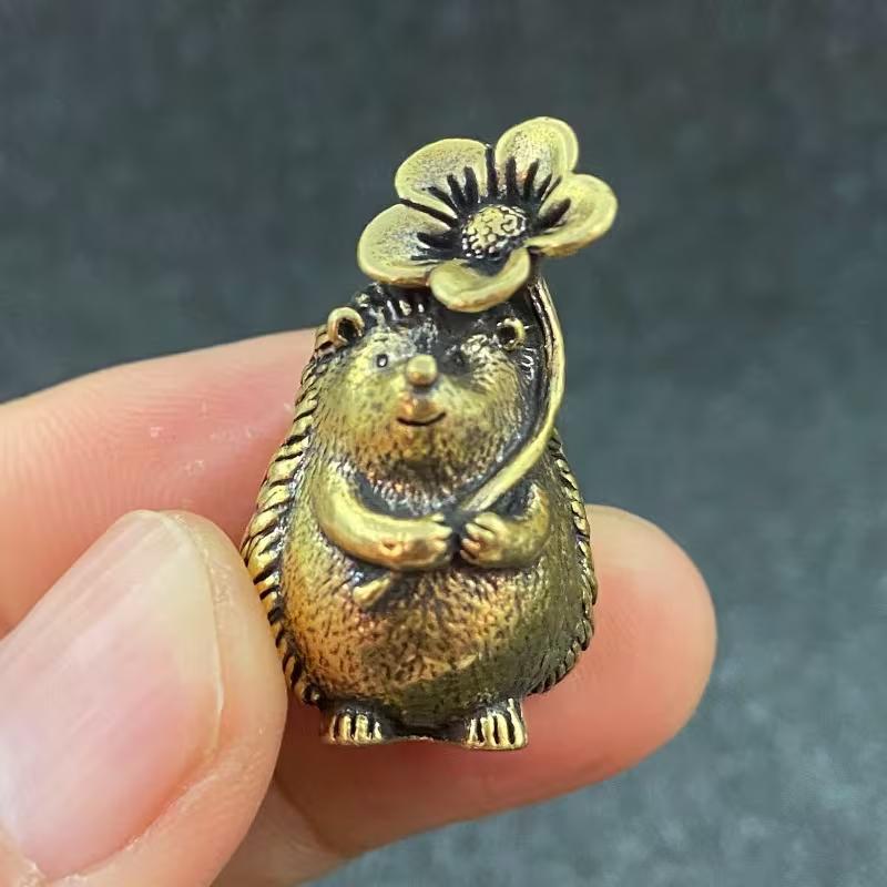 2pcs Brass Hedgehog Figurines with Leaf And Flower/Collectible Statue/Cute Home Desktop Office Bookshelf Decoration/Ideal