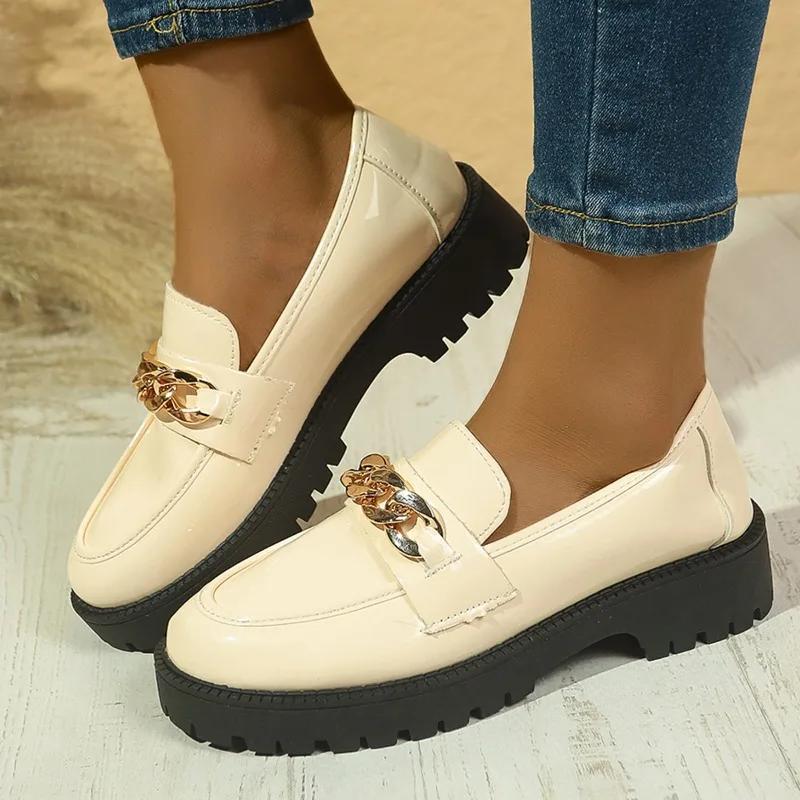 Женская обувь 2024 года. Лоферы. Женские туфли на высоком каблуке. Классические офисные туфли-лодочки. Женские туфли с металлическим украшением и цепочкой на круглом носке. Туфли на среднем каблуке для женщин.