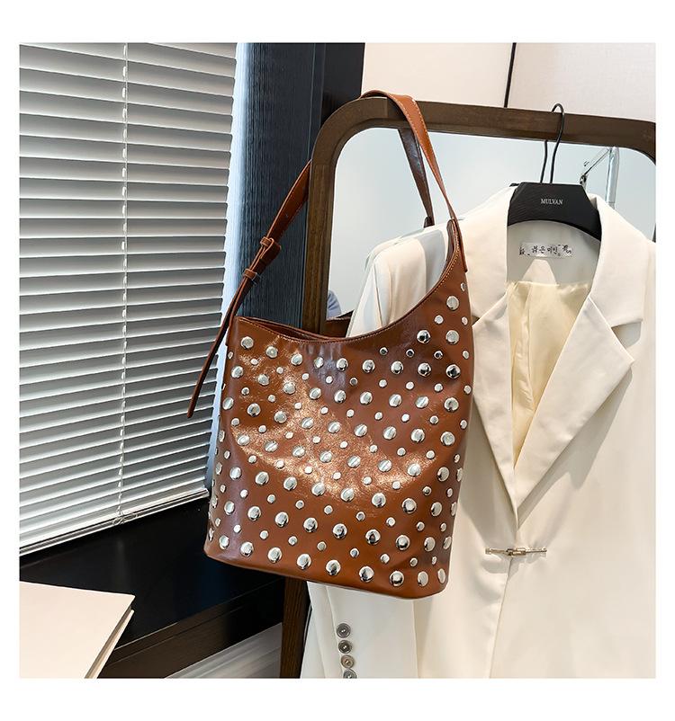 Сумка женская большой вместимости ретро личность трендовая крутая в горошек заклепки женская на плечо мессенджер